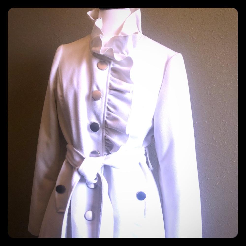 Beautiful Women’s Coat in off white